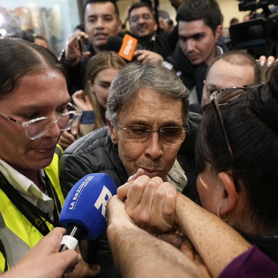 Legendary drug lord Fabio Ochoa is deported to Colombia and walks free after 20 years in US prisons